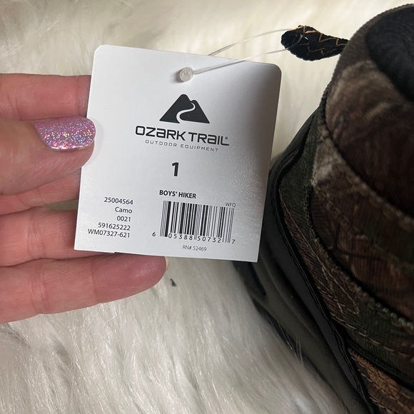 Boys size 1 Hiking Boots Camo - Picture 3 of 9